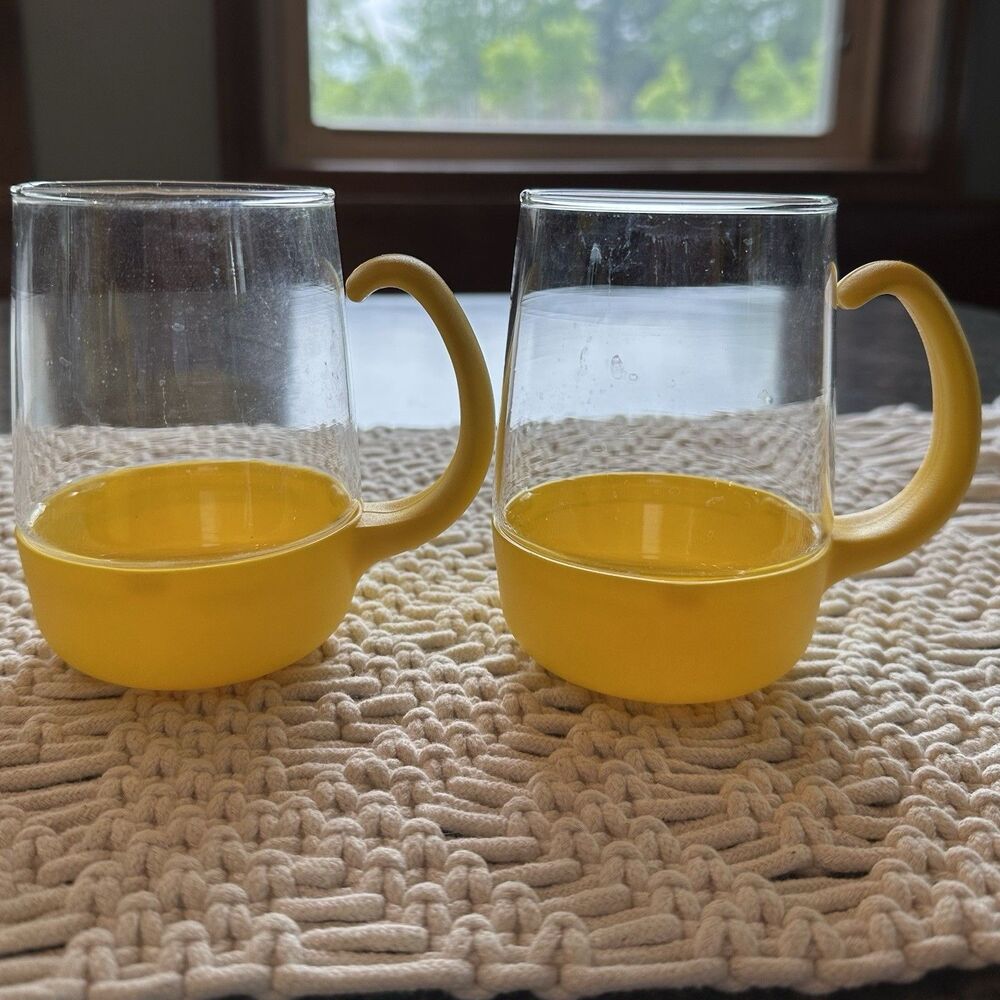 2‎ Pyrex Ware Corning Drink Up Glass Cups Yellow Plastic Handle Vtg 70’s 80’s